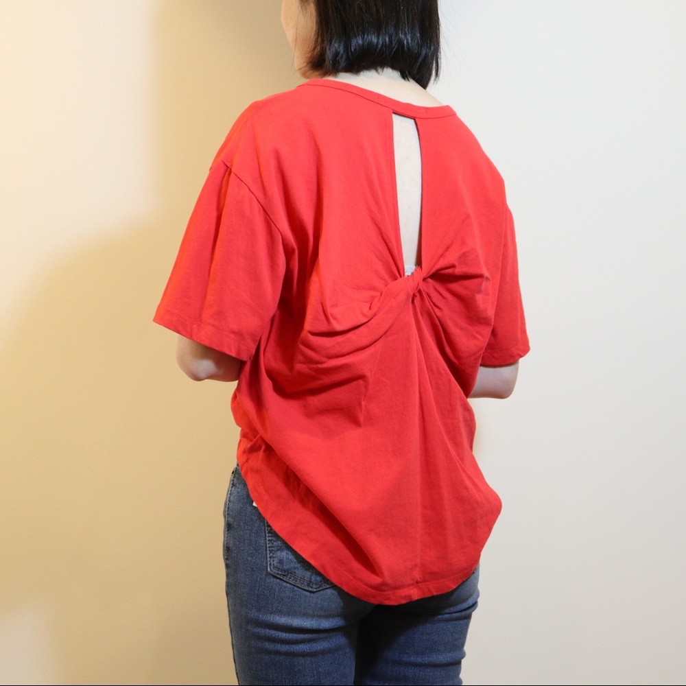Back slit t-shirt